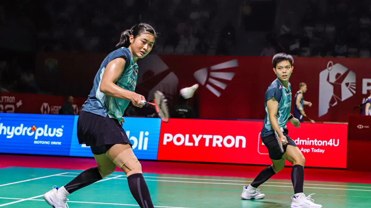 Pebulu tangkis ganda putri Indonesia Amalia Cahaya Pratiwi/Siti Fadia Silva Ramadhanti mengembalikan kok ke arah ganda putri Korea Selatan Baek Ha Na dan Lee So Hee pada babak 32 besar Polytron Indonesia Open 2026 di Istora Senayan, Jakarta, Rabu (3/6/202
