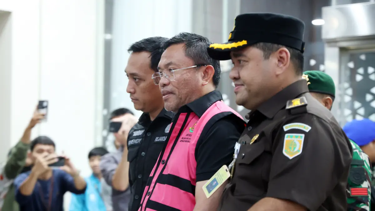 Kejaksaan Agung menetapkan tiga tersangka yaitu mantan Kepala BGN Dadan Hindayana, dan dua mantan Wakil Kepala BGN yakni Sony Sanjaya dan Lodewyk Pusung sebagai tersangka dugaan tindak pidana korupsi tata kelola program MBG pada BGN tahun 2025-2026. (Dery