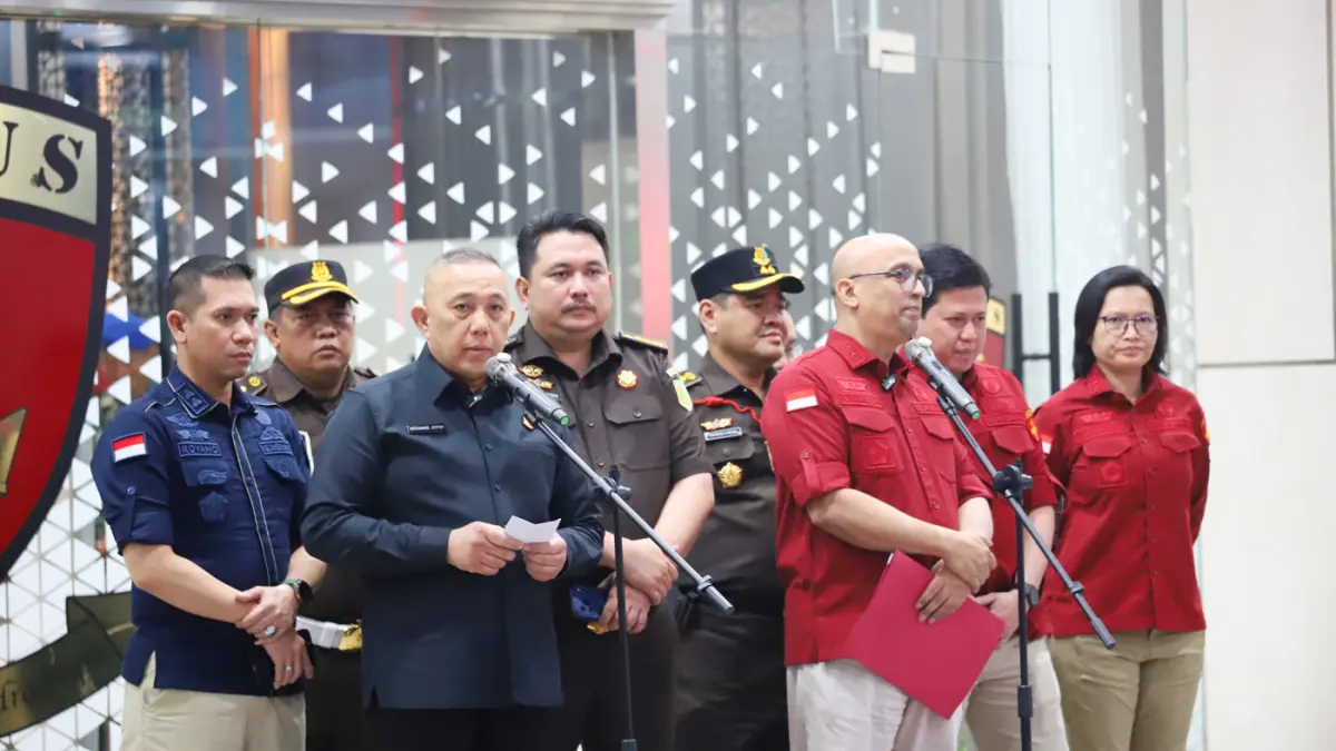 Plh Kapuspenkum Kejagung, Mochamad Jeffry mendampingi Direktur Penyidikan Jampidsus Kejagung Syarief Sulaeman Nahdi menyampaikan keterangan pers terkait dugaan tindak pidana korupsi tata kelola program Makan Bergizi Gratis (MBG) pada Badan Gizi Nasional (