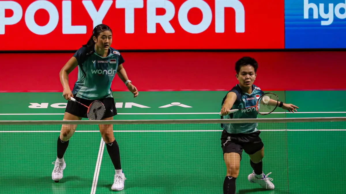Pebulu tangkis ganda putri Indonesia Amalia Cahaya Pratiwi/Siti Fadia Silva Ramadhanti mengembalikan kok ke arah ganda putri Korea Selatan Baek Ha Na dan Lee So Hee pada babak 32 besar Polytron Indonesia Open 2026 di Istora Senayan, Jakarta, Rabu (3/6/202