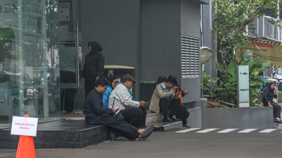 Aktifitas sejumlah pegawai di depan kantor Badan Gizi Nasional (BGN) di Jakarta, Rabu (03/06/2026). (Hanung Hambara/Jawa Pos)