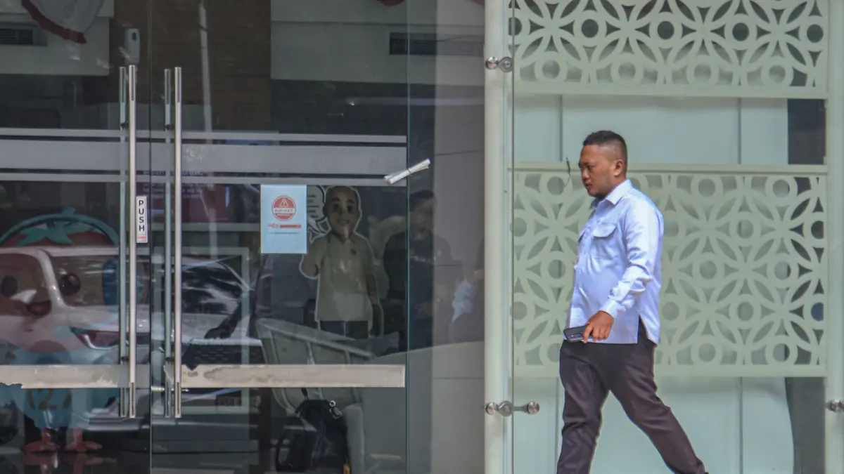 Aktifitas sejumlah pegawai di depan kantor Badan Gizi Nasional (BGN) di Jakarta, Rabu (03/06/2026). (Hanung Hambara/Jawa Pos)