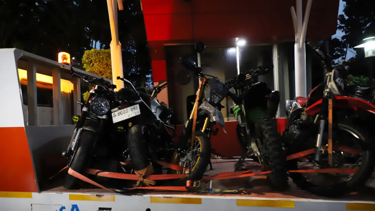 Barang bukti kasus OTT di lingkungan Direktorat Jenderal Imigrasi saat tiba di Gedung Merah Putih KPK, Jakarta, Rabu (3/6/2026). (Dery Ridwansah/ JawaPos.com)