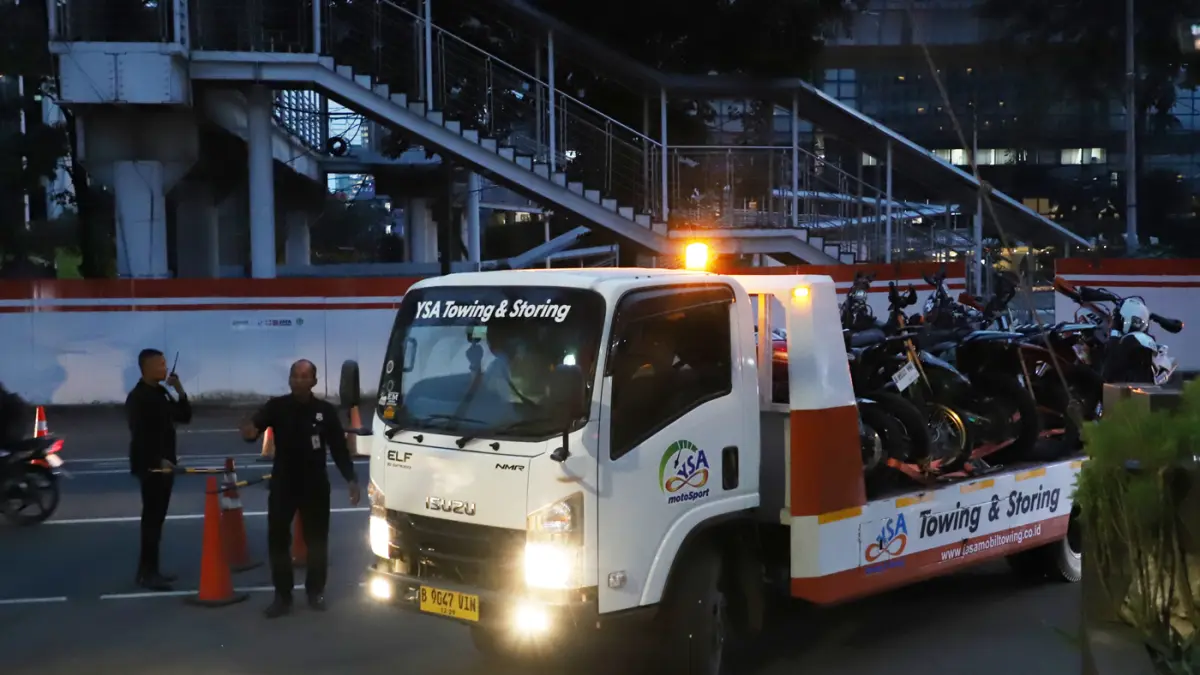 Barang bukti kasus OTT di lingkungan Direktorat Jenderal Imigrasi saat tiba di Gedung Merah Putih KPK, Jakarta, Rabu (3/6/2026). (Dery Ridwansah/ JawaPos.com)