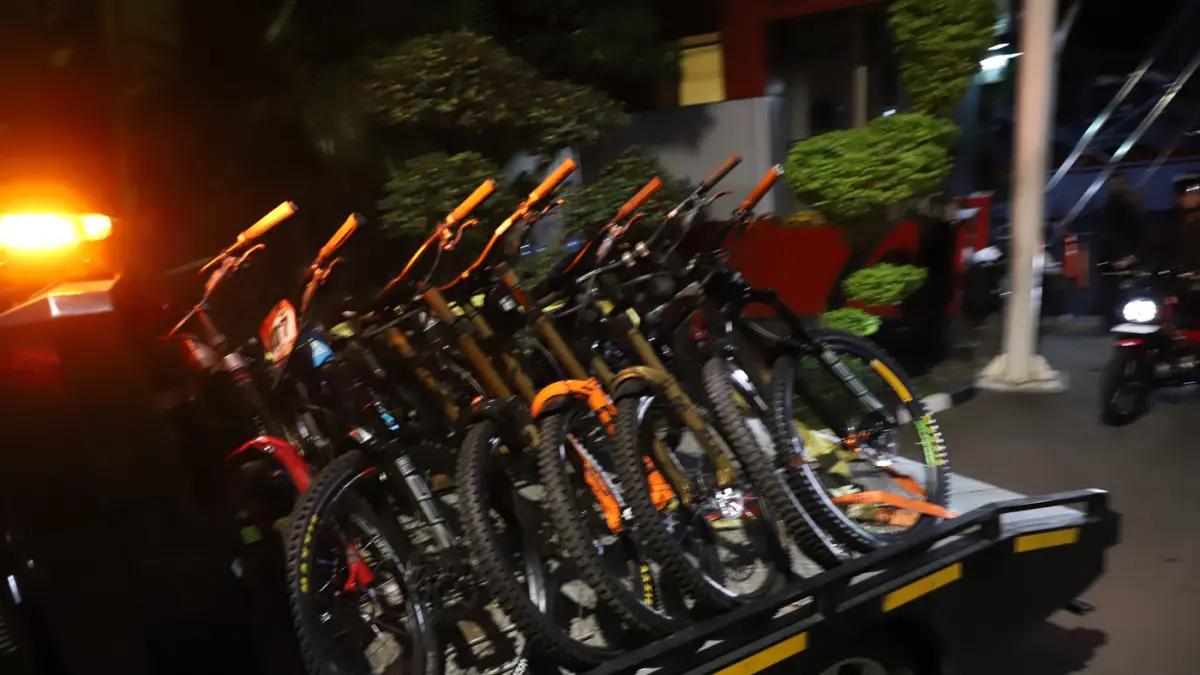 Barang bukti kasus OTT di lingkungan Direktorat Jenderal Imigrasi saat tiba di Gedung Merah Putih KPK, Jakarta, Rabu (3/6/2026). (Dery Ridwansah/ JawaPos.com)