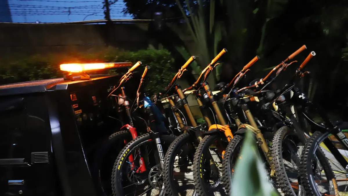 Barang bukti kasus OTT di lingkungan Direktorat Jenderal Imigrasi saat tiba di Gedung Merah Putih KPK, Jakarta, Rabu (3/6/2026). (Dery Ridwansah/ JawaPos.com)