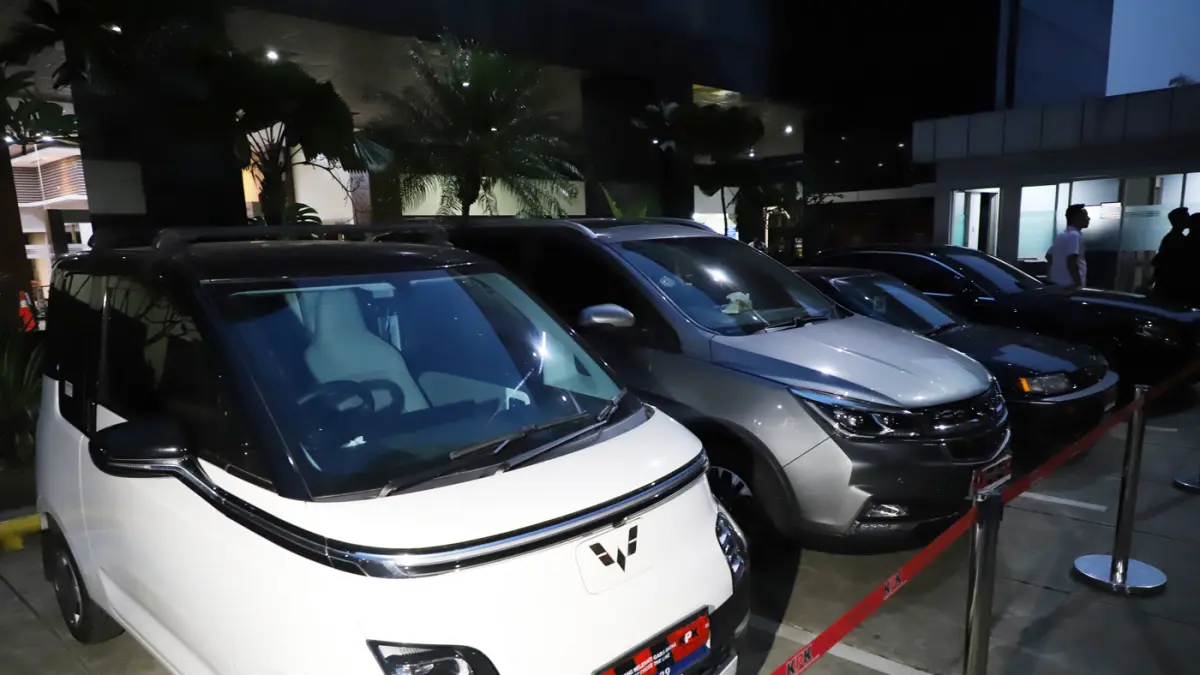 Barang bukti kasus OTT di lingkungan Direktorat Jenderal Imigrasi saat tiba di Gedung Merah Putih KPK, Jakarta, Rabu (3/6/2026). (Dery Ridwansah/ JawaPos.com)
