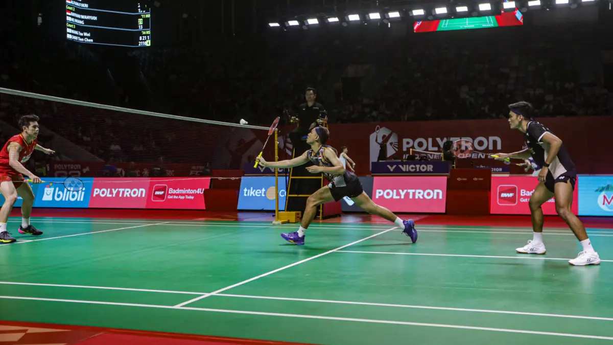 Pebulu tangkis ganda putra Indonesia Fajar Alfian/Muhammad Shohibul Fikri berusaha mengembalikan kok ke arah pebulu tangkis China, Chen/Liu pada babak 32 besar Polytron Indonesia Open 2026 di Istora Senayan, Jakarta, Rabu (3/6/2026). (Salman Toyibi/Jawa P