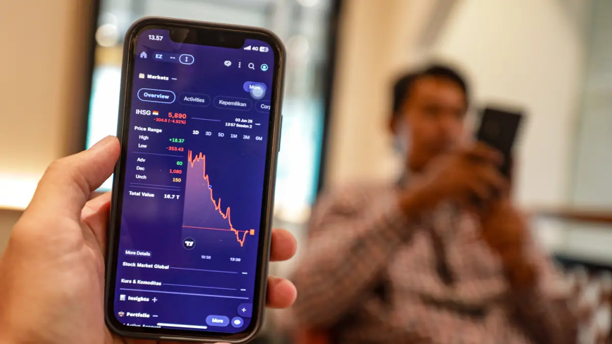 Investor melihat pergerakan Indeks Harga Saham Gabungan (IHSG) melalui Handphone di Jakarta, Rabu (3/6/2026). (Salman Toyibi/Jawa Pos)
