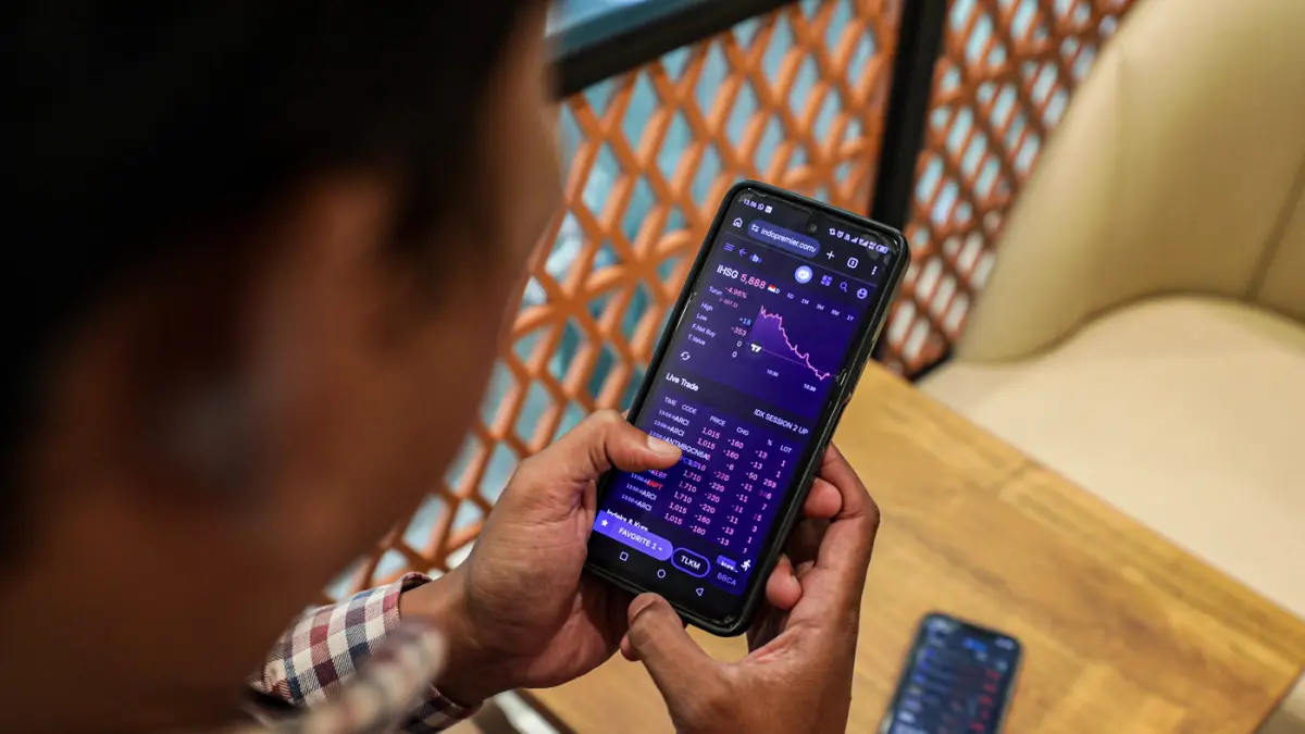 Investor melihat pergerakan Indeks Harga Saham Gabungan (IHSG) melalui Handphone di Jakarta, Rabu (3/6/2026). (Salman Toyibi/Jawa Pos)
