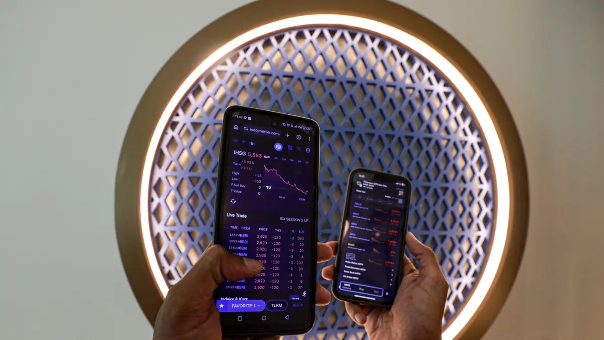 Investor melihat pergerakan Indeks Harga Saham Gabungan (IHSG) melalui Handphone di Jakarta, Rabu (3/6/2026). (Salman Toyibi/Jawa Pos)