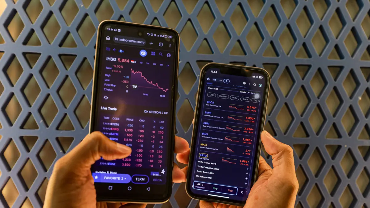 Investor melihat pergerakan Indeks Harga Saham Gabungan (IHSG) melalui Handphone di Jakarta, Rabu (3/6/2026). (Salman Toyibi/Jawa Pos)