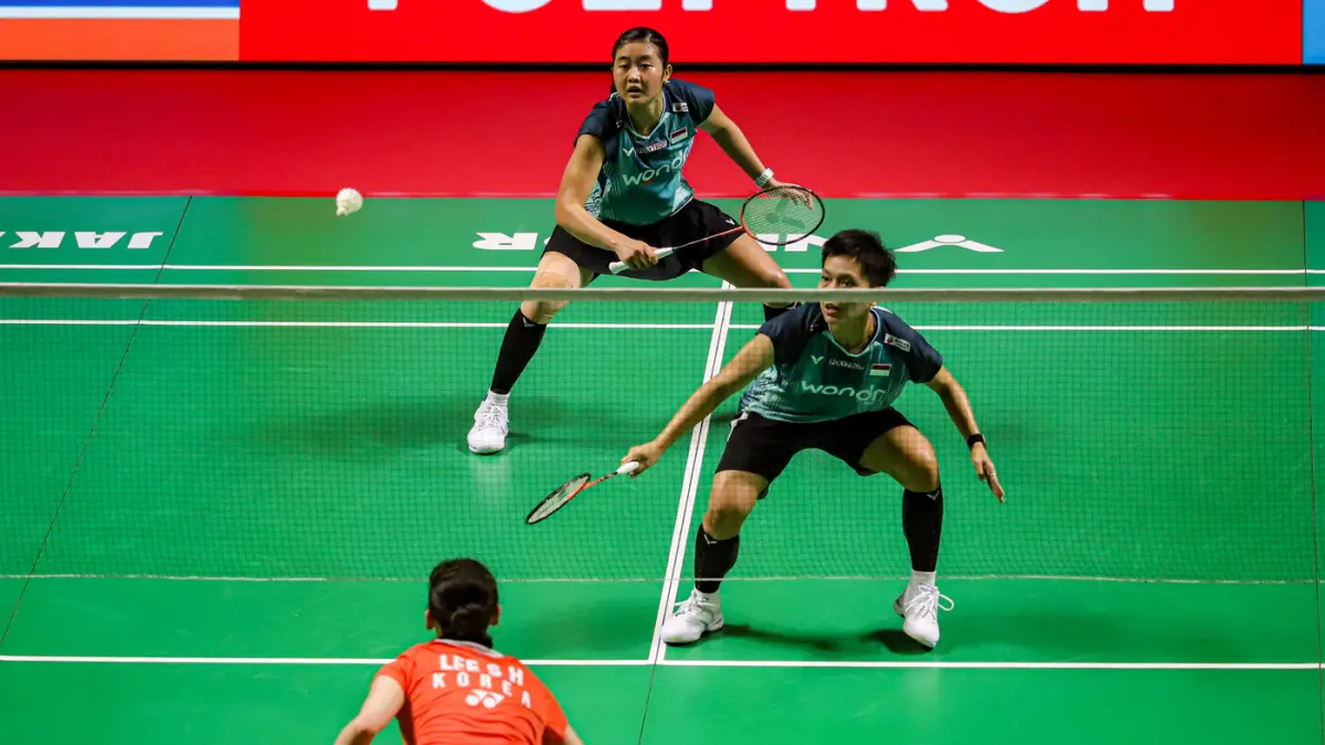 Pebulu tangkis ganda putri Indonesia Amalia Cahaya Pratiwi/Siti Fadia Silva Ramadhanti mengembalikan kok ke arah ganda putri Korea Selatan Baek Ha Na dan Lee So Hee pada babak 32 besar Polytron Indonesia Open 2026 di Istora Senayan, Jakarta, Rabu (3/6/202