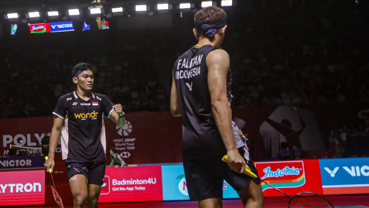 Pebulu tangkis ganda putra Indonesia Fajar Alfian/Muhammad Shohibul Fikri berusaha mengembalikan kok ke arah pebulu tangkis China, Chen/Liu pada babak 32 besar Polytron Indonesia Open 2026 di Istora Senayan, Jakarta, Rabu (3/6/2026). (Salman Toyibi/Jawa P