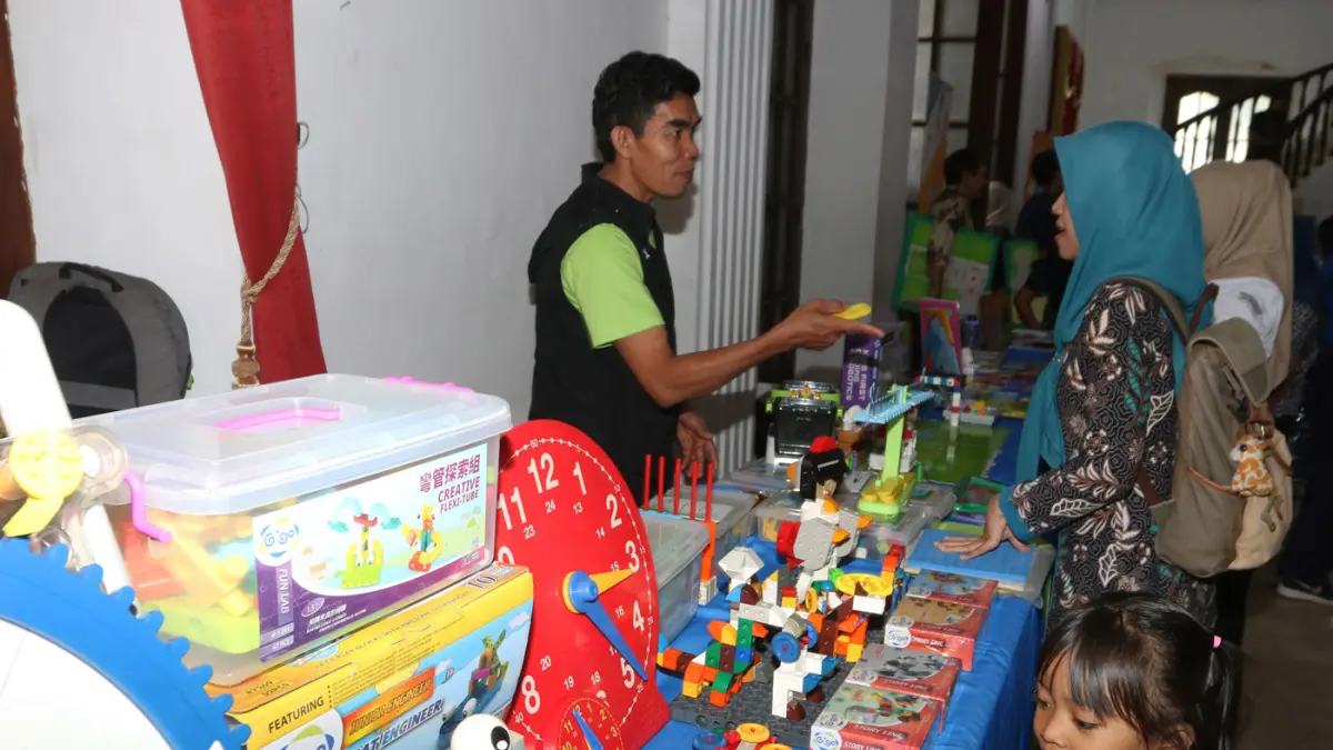 Murid Paud mempraktikkan permainan edukatif robotik dan koding dalam Pelatihan Program Khusus Bunda Paud Jateng di Wisma Perdamaian, Semarang, Jawa Tengah, Rabu (3/6/2026). (Nur Chamim/Jawa Pos Radar Semarang)
