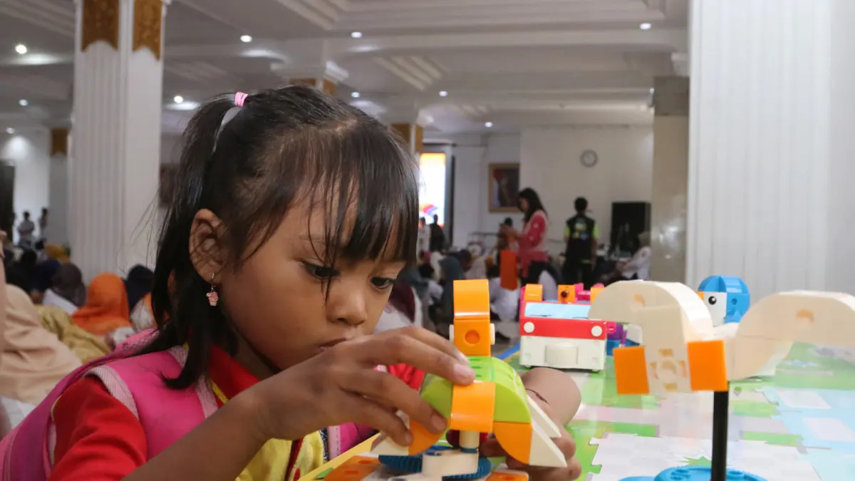 Murid Paud mempraktikkan permainan edukatif robotik dan koding dalam Pelatihan Program Khusus Bunda Paud Jateng di Wisma Perdamaian, Semarang, Jawa Tengah, Rabu (3/6/2026). (Nur Chamim/Jawa Pos Radar Semarang)