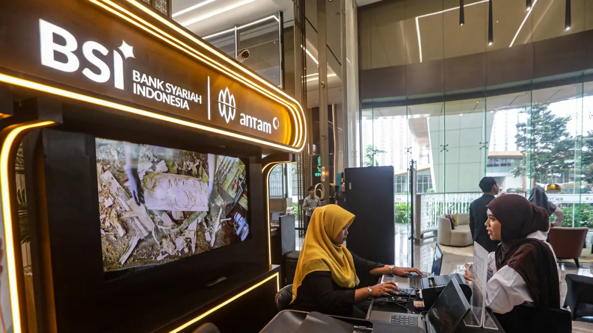 Nasabah membeli Emas di Gedung BSI Tower, Jakarta, Rabu (3/6/2026). (Salman Toyibi/Jawa Pos)