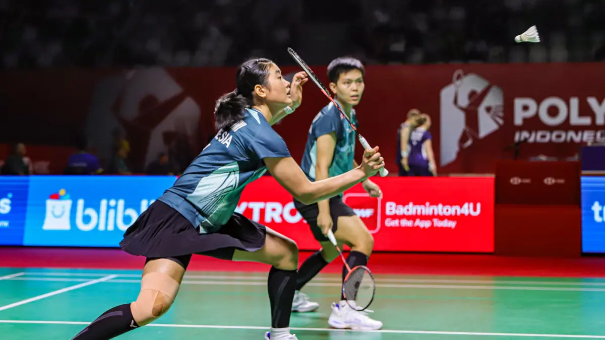 Pebulu tangkis ganda putri Indonesia Amalia Cahaya Pratiwi/Siti Fadia Silva Ramadhanti mengembalikan kok ke arah ganda putri Korea Selatan Baek Ha Na dan Lee So Hee pada babak 32 besar Polytron Indonesia Open 2026 di Istora Senayan, Jakarta, Rabu (3/6/202