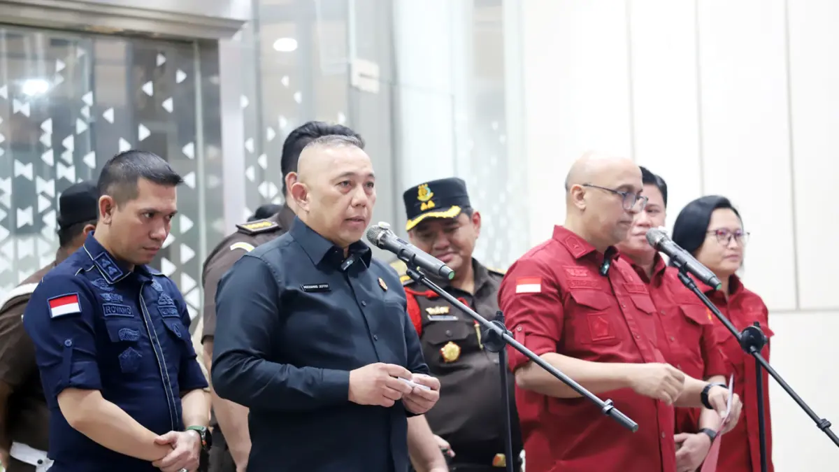 Plh Kapuspenkum Kejagung, Mochamad Jeffry mendampingi Direktur Penyidikan Jampidsus Kejagung Syarief Sulaeman Nahdi menyampaikan keterangan pers terkait dugaan tindak pidana korupsi tata kelola program Makan Bergizi Gratis (MBG) pada Badan Gizi Nasional (