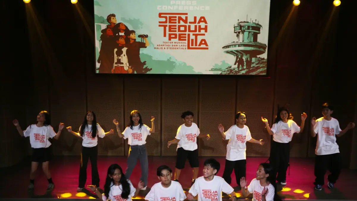 Para pemeran mementaskan teater musikal bertajuk "Senja Teduh Pelita' adaptasi lagu MALIQ and D'Essentials dalam konfereni pers di Jakarta, Rabu (3/6/2026). (Dery Ridwansah/ JawaPos.com)