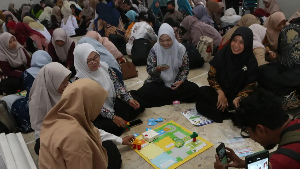 Peserta mempraktikkan permainan edukatif robotik dan koding dalam Pelatihan Program Khusus Bunda Paud Jateng di Wisma Perdamaian, Semarang, Jawa Tengah, Rabu (3/6/2026). (Nur Chamim/Jawa Pos Radar Semarang)