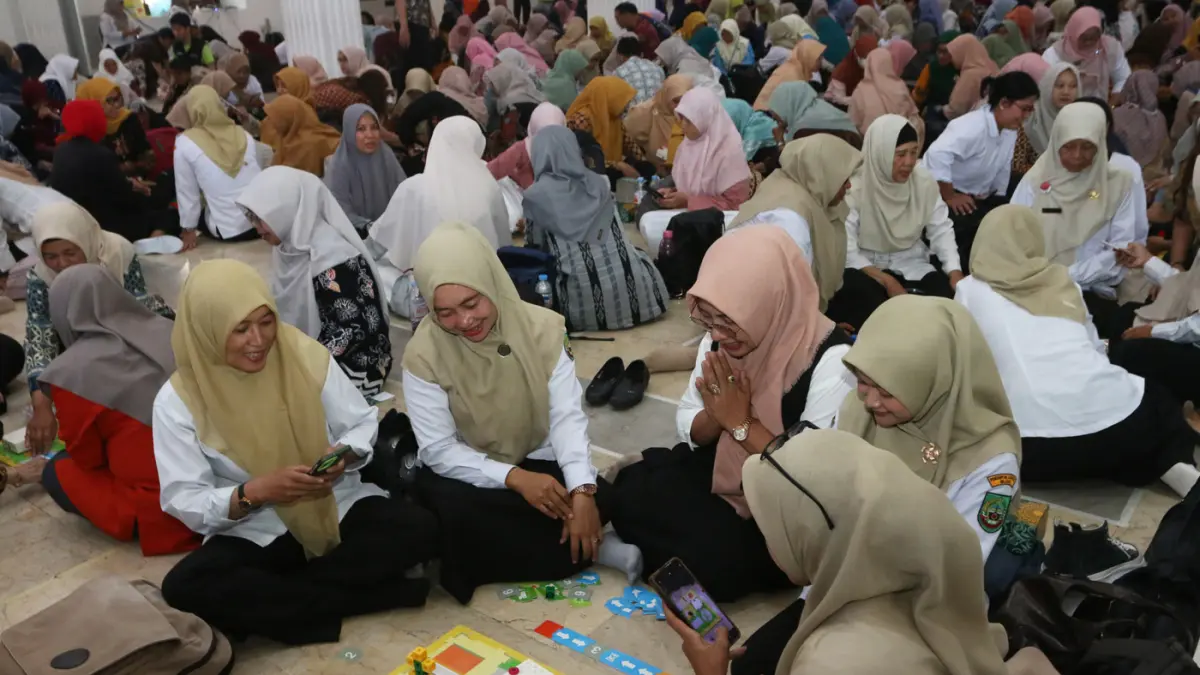 Peserta mempraktikkan permainan edukatif robotik dan koding dalam Pelatihan Program Khusus Bunda Paud Jateng di Wisma Perdamaian, Semarang, Jawa Tengah, Rabu (3/6/2026). (Nur Chamim/Jawa Pos Radar Semarang)