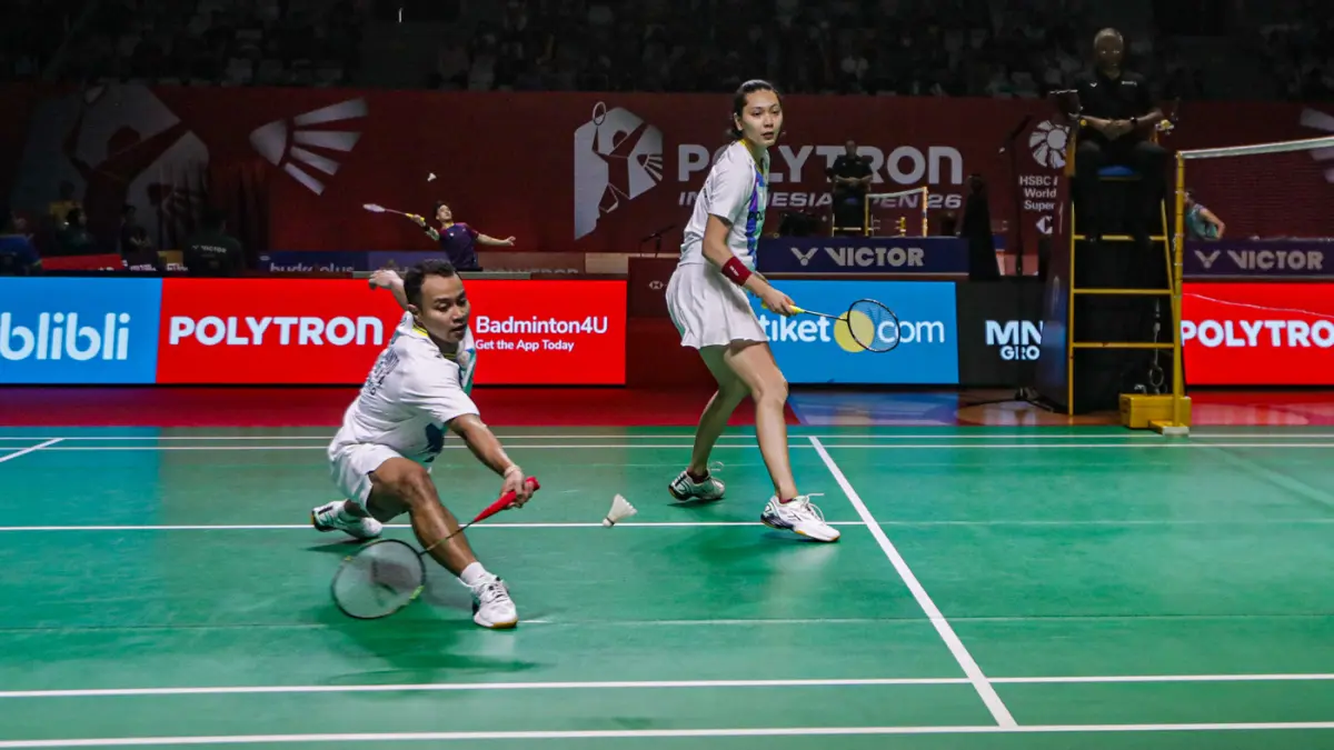 Pasangan ganda campuran Indonesia Rehan Naufal Kusharjanto/Gloria Emanuelle Widjaja berusaha mengembalikan kok ke arah pebulu tangkis malaysia Goh Soon Huat/Lai Shevon Jemie pada babak 32 besar Polytron Indonesia Open 2026 di Istora Senayan, Jakarta, Rabu
