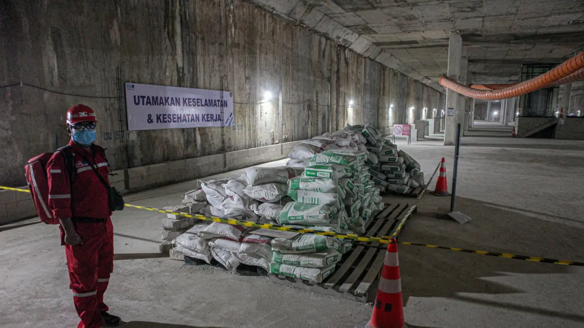 Sejumlah pekerja beraktifitas di proyek Ruang Multifungsi dan Penambahan Muara di Stasiun MRT Bundara HI, Jakarta, Rabu (04/06/2026). (Hanung Hambara/Jawa Pos)