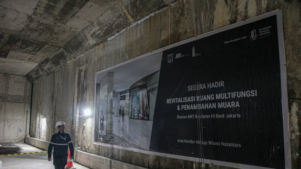 Sejumlah pekerja beraktifitas di proyek Ruang Multifungsi dan Penambahan Muara di Stasiun MRT Bundara HI, Jakarta, Rabu (04/06/2026). (Hanung Hambara/Jawa Pos)