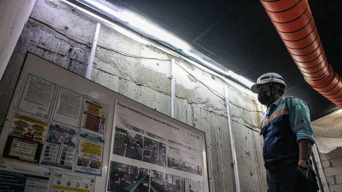 Sejumlah pekerja beraktifitas di proyek Ruang Multifungsi dan Penambahan Muara di Stasiun MRT Bundara HI, Jakarta, Rabu (04/06/2026). (Hanung Hambara/Jawa Pos)