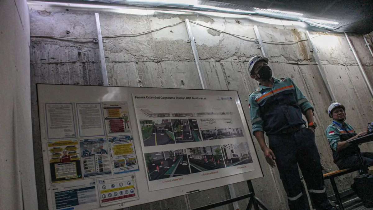 Sejumlah pekerja beraktifitas di proyek Ruang Multifungsi dan Penambahan Muara di Stasiun MRT Bundara HI, Jakarta, Rabu (04/06/2026). (Hanung Hambara/Jawa Pos)