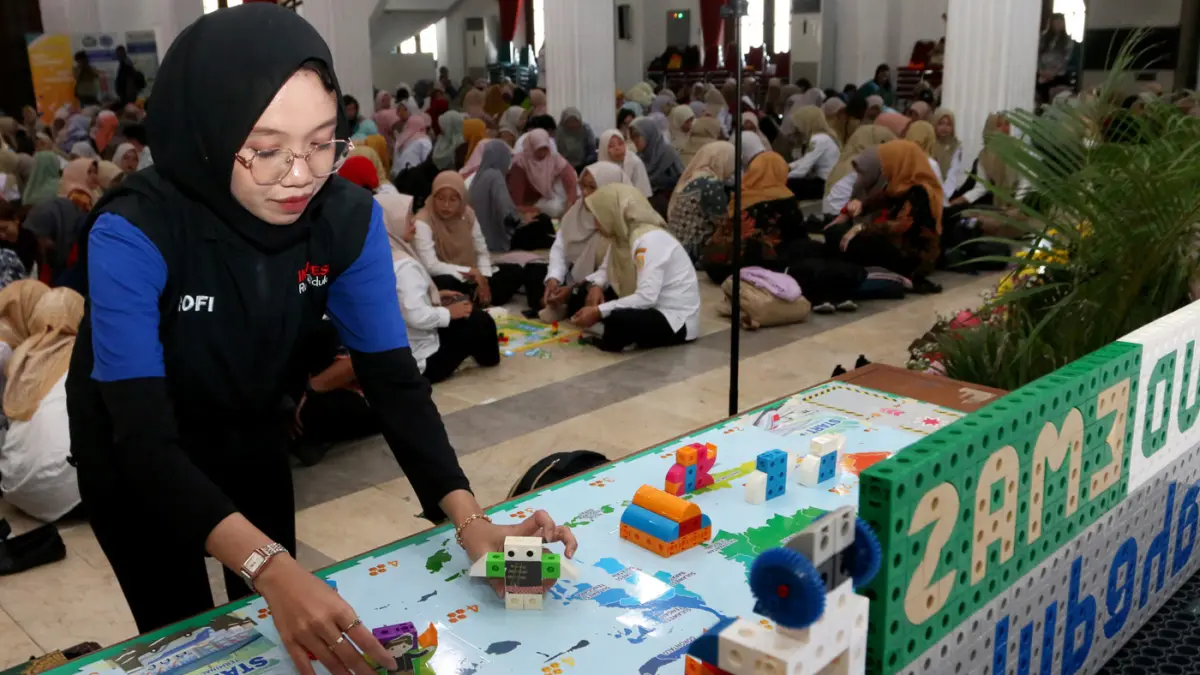 Seorang fasilitator menjelaskan kepada peserta cara memainkan permainan edukatif robotik dalam Pelatihan Program Khusus Bunda Paud Jateng di Wisma Perdamaian, Semarang, Jawa Tengah, Rabu (3/6/2026). (Nur Chamim/Jawa Pos Radar Semarang)