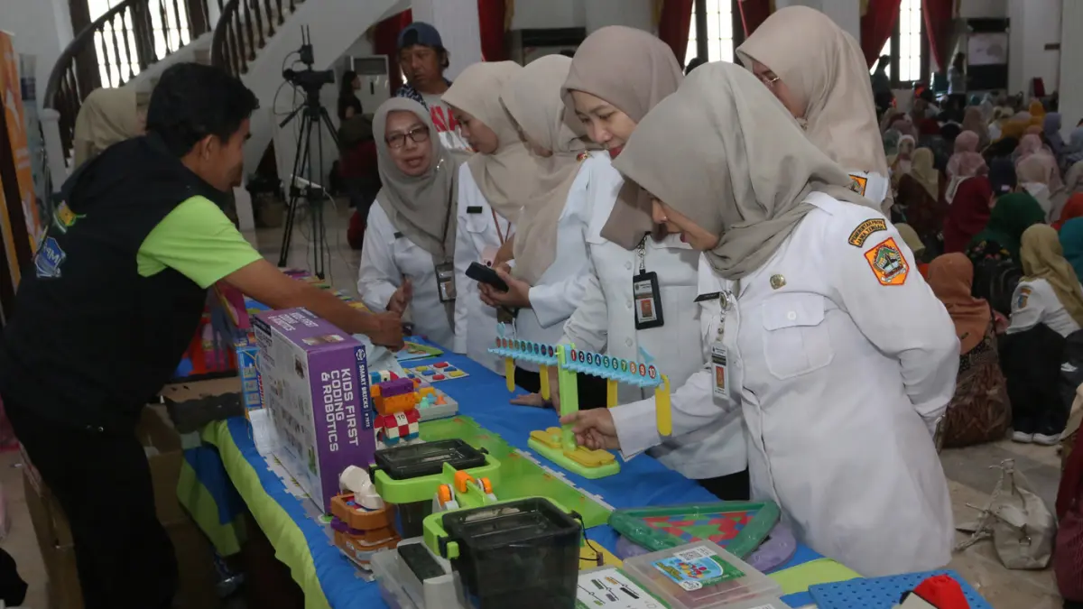 Seorang fasilitator menjelaskan kepada peserta cara memainkan permainan edukatif robotik dalam Pelatihan Program Khusus Bunda Paud Jateng di Wisma Perdamaian, Semarang, Jawa Tengah, Rabu (3/6/2026). (Nur Chamim/Jawa Pos Radar Semarang)