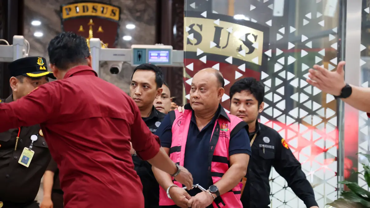 Tersangka dugaan tindak pidana korupsi tata kelola program Makan Bergizi Gratis (MBG) pada Badan Gizi Nasional (BGN) Dadan Hindayana berada di dalam mobil tahanan di Kejaksaan Agung, Jakarta, Rabu (3/6/2026). (Dery Ridwansah/ JawaPos.com)