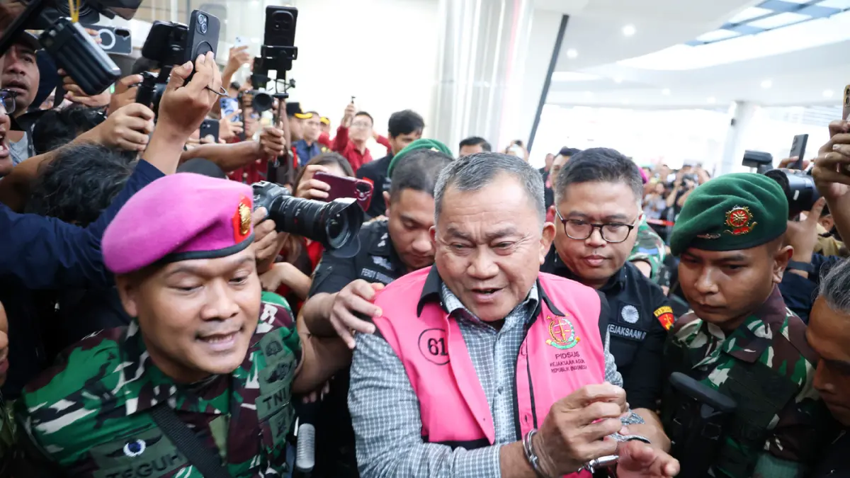 Tersangka dugaan tindak pidana korupsi tata kelola program Makan Bergizi Gratis (MBG) pada Badan Gizi Nasional (BGN) Lodewyk Pusung berjalan memasuki mobil tahanan di Kejaksaan Agung, Jakarta, Rabu (3/6/2026). (Dery Ridwansah/ JawaPos.com)