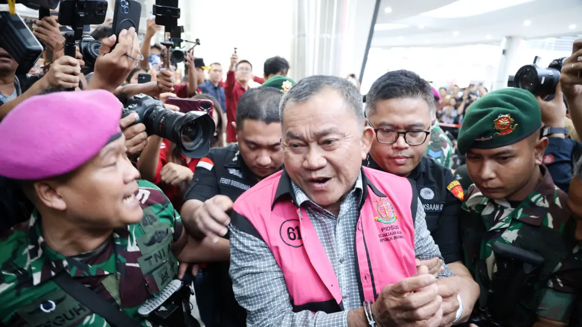 Tersangka dugaan tindak pidana korupsi tata kelola program Makan Bergizi Gratis (MBG) pada Badan Gizi Nasional (BGN) Lodewyk Pusung berjalan memasuki mobil tahanan di Kejaksaan Agung, Jakarta, Rabu (3/6/2026). (Dery Ridwansah/ JawaPos.com)