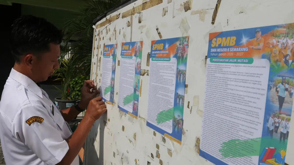 Tim panitia dan operator memasang pengumuman di SMA Negeri 6 Kota Semarang saat memberikan pelayanan terbaik dan transparan, dan berintegritas untuk membantu proses verifikasi berkas dan aktivasi akun(3/6/2026) . (Nur Chamim/Jawa Pos Radar Semarang)