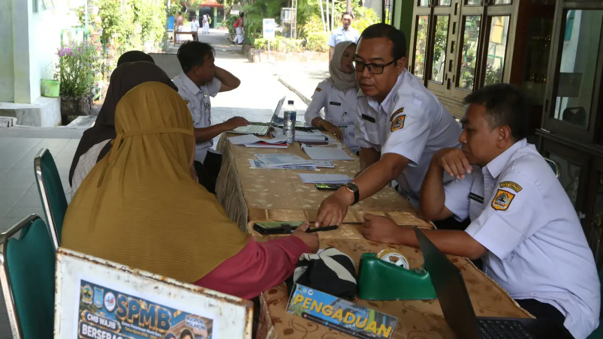 Calon Orang tua murid Proses seleksi Sistem Penerimaan Murid Baru (SPMB) Provinsi Jawa Tengah resmi berjalan, Tim panitia dan operator SMA Negeri 6 Kota Semarang saat memberikan pelayanan terbaik dan transparan, dan berintegritas untuk membantu proses ver