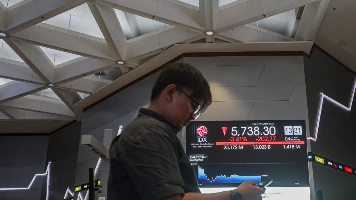 Karyawan berada di depan layar pergerakan Indeks Harga Saham Gabungan (IHSG) di Bursa Efek Indonesia, Jakarta, Kamis (4/6/2026). (Salman Toyibi/Jawa Pos)