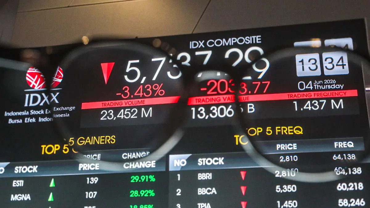 Karyawan berada di depan layar pergerakan Indeks Harga Saham Gabungan (IHSG) di Bursa Efek Indonesia, Jakarta, Kamis (4/6/2026). (Salman Toyibi/Jawa Pos)