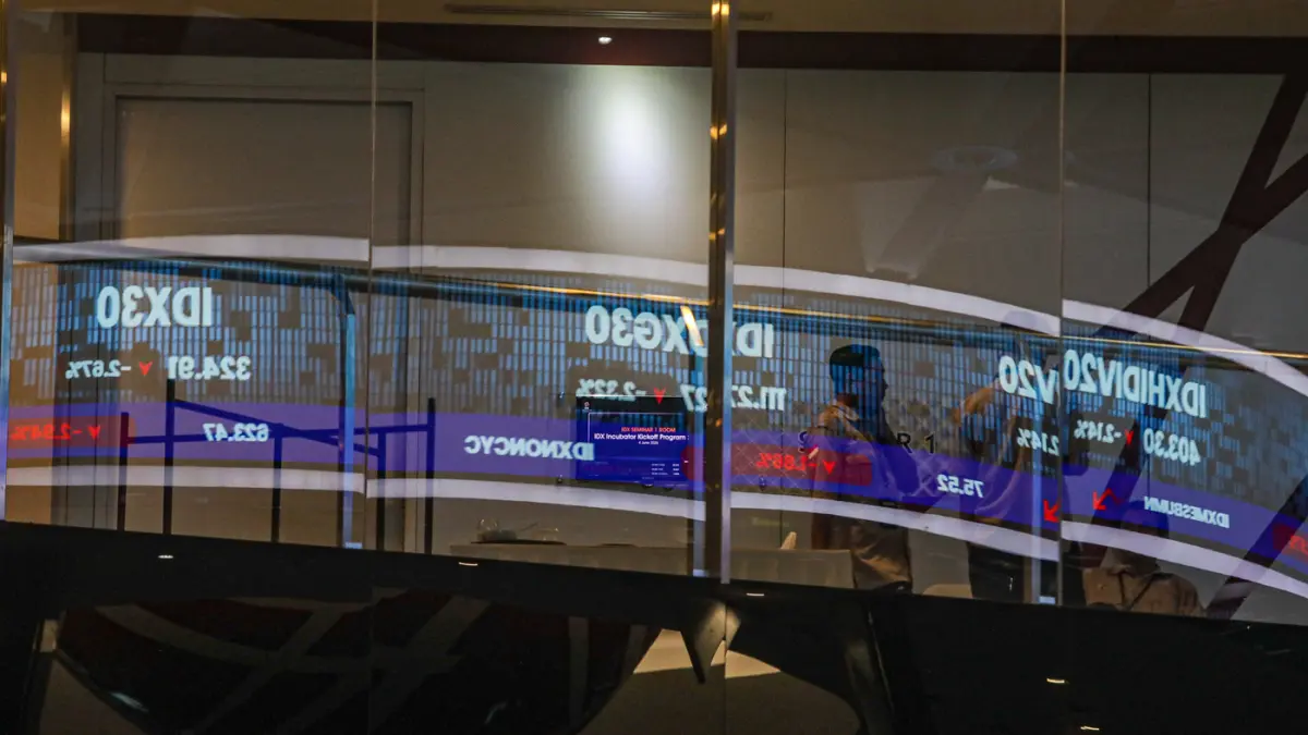 Karyawan berada di depan layar pergerakan Indeks Harga Saham Gabungan (IHSG) di Bursa Efek Indonesia, Jakarta, Kamis (4/6/2026). (Salman Toyibi/Jawa Pos)