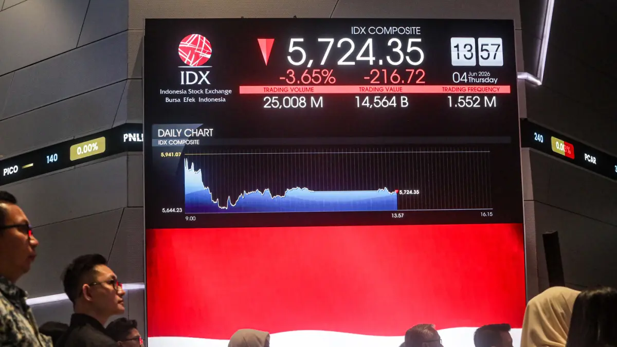Karyawan berada di depan layar pergerakan Indeks Harga Saham Gabungan (IHSG) di Bursa Efek Indonesia, Jakarta, Kamis (4/6/2026). (Salman Toyibi/Jawa Pos)