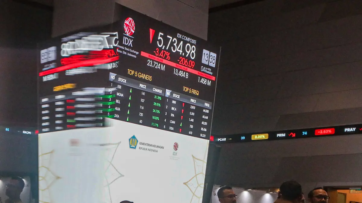 Karyawan berada di depan layar pergerakan Indeks Harga Saham Gabungan (IHSG) di Bursa Efek Indonesia, Jakarta, Kamis (4/6/2026). (Salman Toyibi/Jawa Pos)