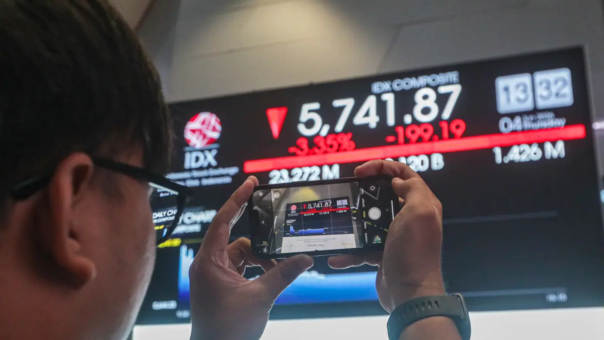Karyawan berada di depan layar pergerakan Indeks Harga Saham Gabungan (IHSG) di Bursa Efek Indonesia, Jakarta, Kamis (4/6/2026). (Salman Toyibi/Jawa Pos)