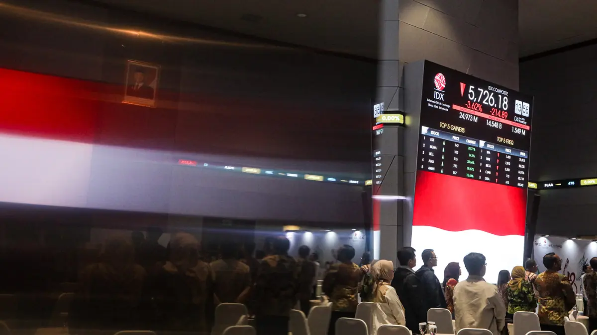 Karyawan berada di depan layar pergerakan Indeks Harga Saham Gabungan (IHSG) di Bursa Efek Indonesia, Jakarta, Kamis (4/6/2026). (Salman Toyibi/Jawa Pos)