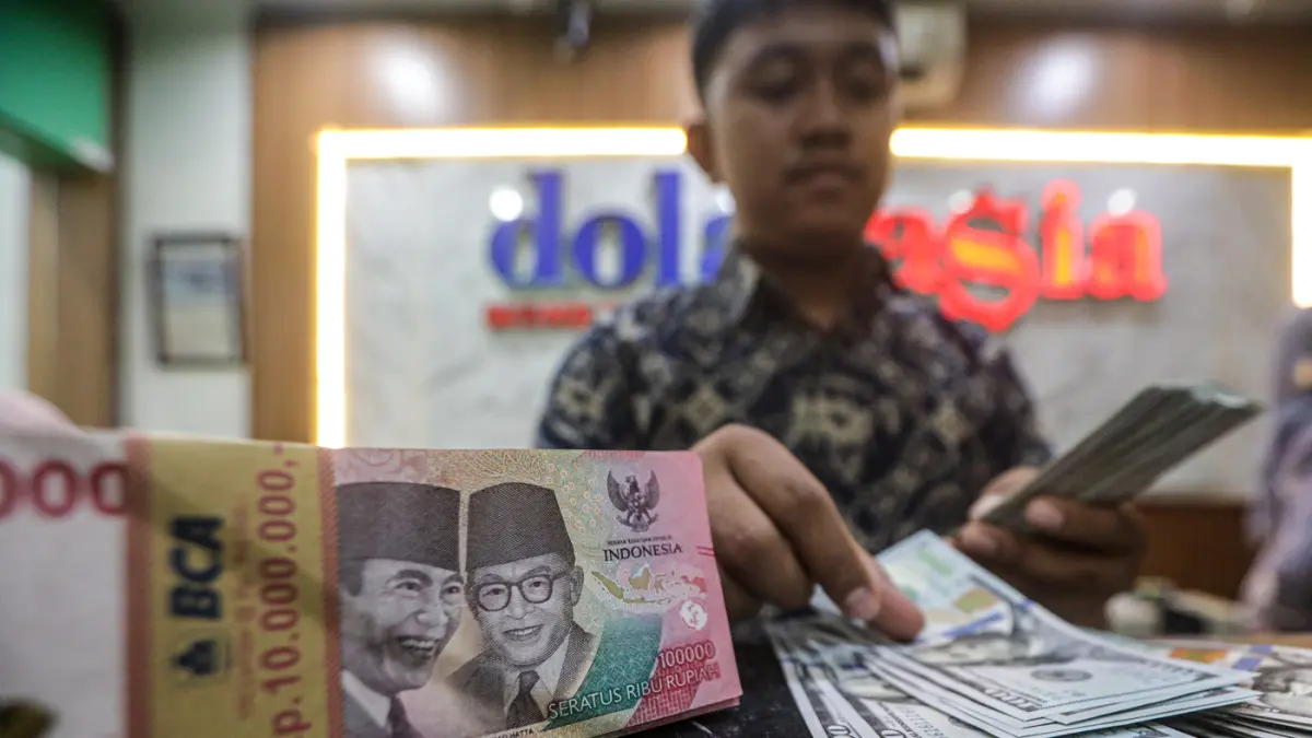 Karyawan menghitung mata uang asing di di gerai penukaran mata uang asing Dolar Asia di Jakarta, Kamis (4/6/2026). (Salman Toyibi/Jawa Pos)