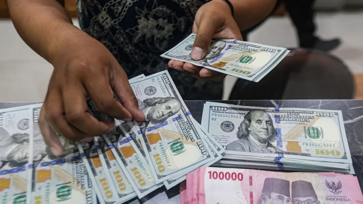 Karyawan menghitung mata uang asing di di gerai penukaran mata uang asing Dolar Asia di Jakarta, Kamis (4/6/2026). (Salman Toyibi/Jawa Pos)