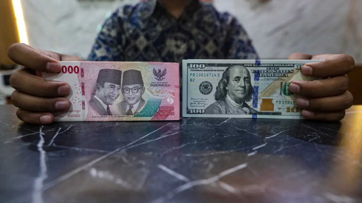 Karyawan menghitung mata uang asing di di gerai penukaran mata uang asing Dolar Asia di Jakarta, Kamis (4/6/2026). (Salman Toyibi/Jawa Pos)