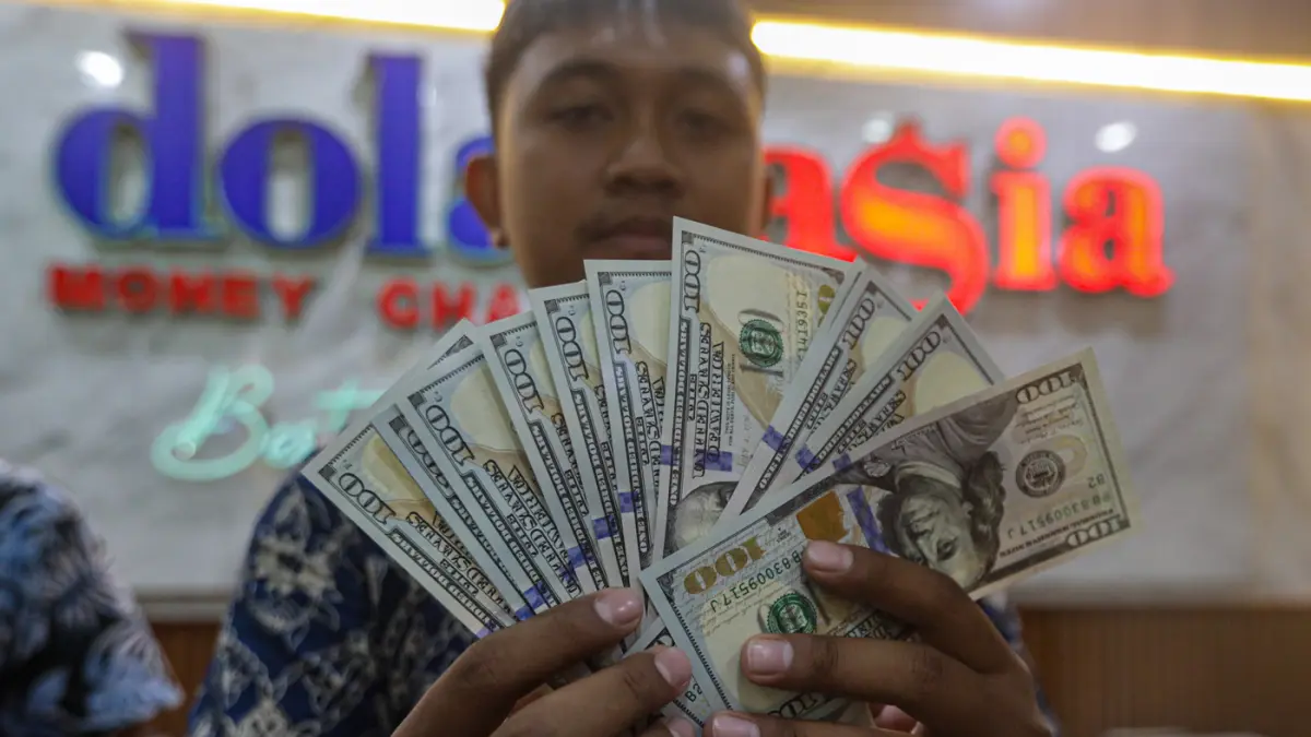Karyawan menghitung mata uang asing di di gerai penukaran mata uang asing Dolar Asia di Jakarta, Kamis (4/6/2026). (Salman Toyibi/Jawa Pos)