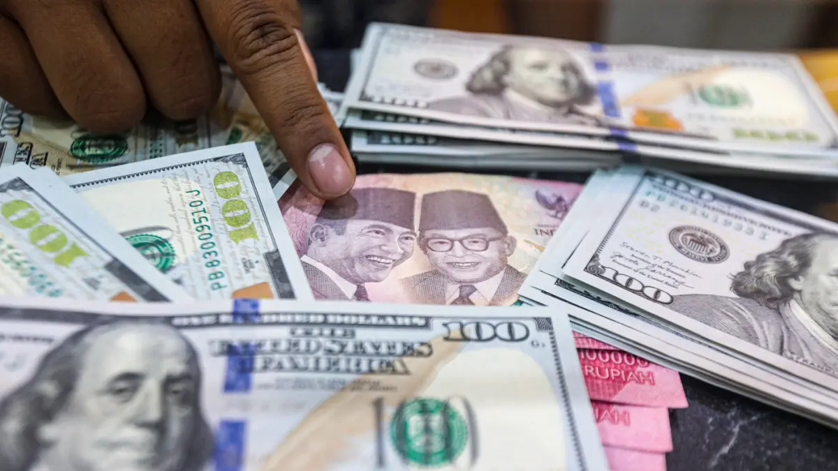 Karyawan menghitung mata uang asing di di gerai penukaran mata uang asing Dolar Asia di Jakarta, Kamis (4/6/2026). (Salman Toyibi/Jawa Pos)
